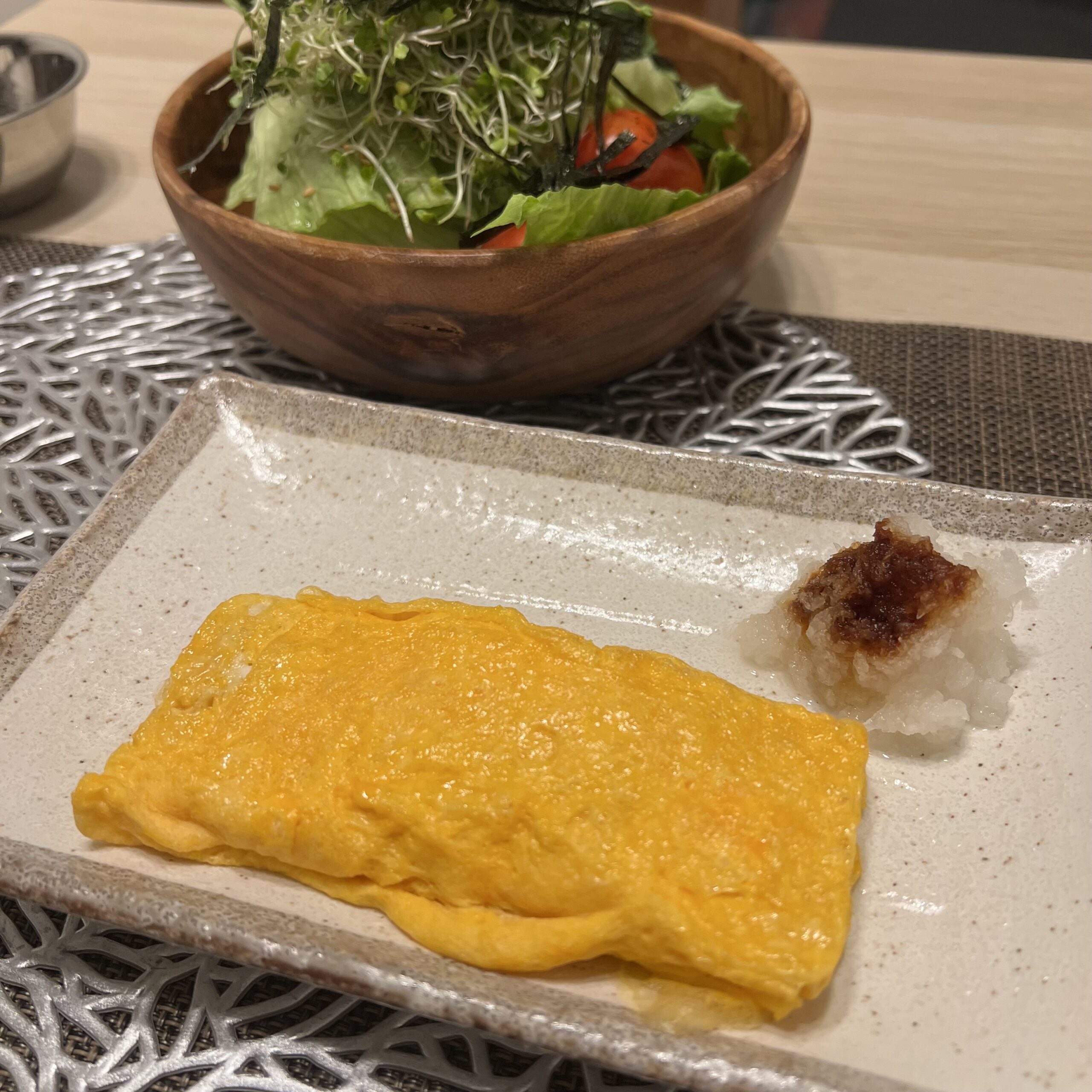 玉子焼きとサラダ