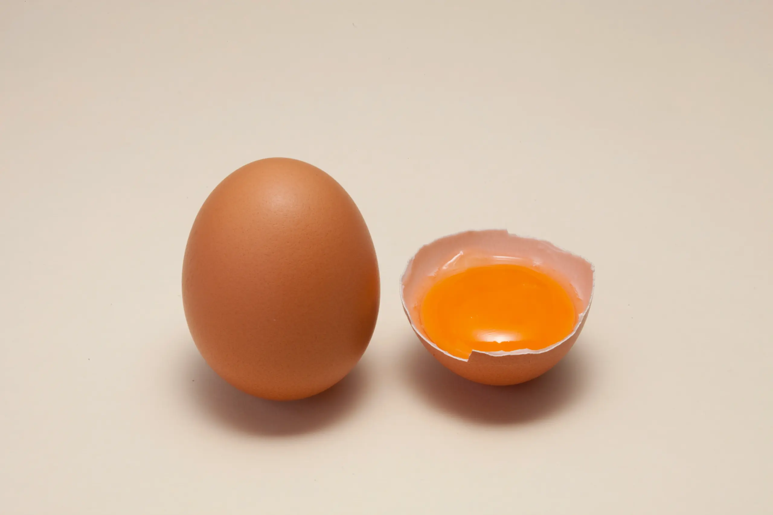尖った方が殻が硬くて強度があり、尖っている方を下にすることで、冷蔵庫の中で割れにくくなります。また、丸みのある方には気質という空間があり、こちらを上に向けることにより黄身が安定し、黄身が殻に直接触れないので鮮度が保たれやすくなります。